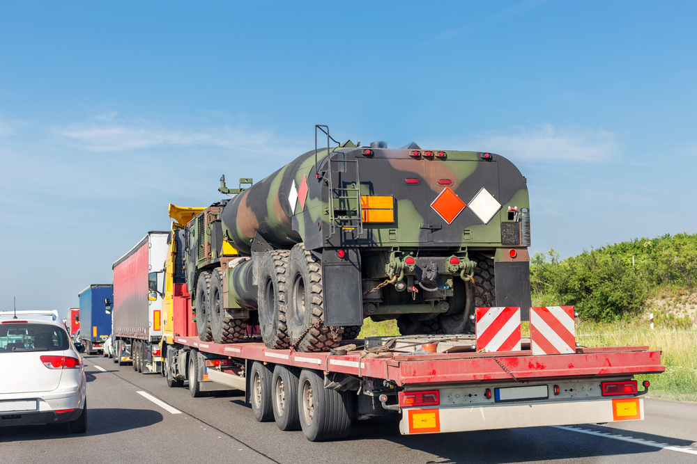 Как обеспечивается безопасность при перевозке военной техники?